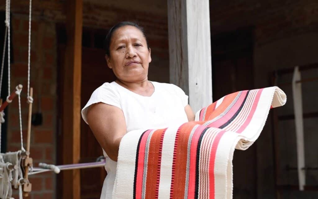 Tejedora boliviana muestra una pieza