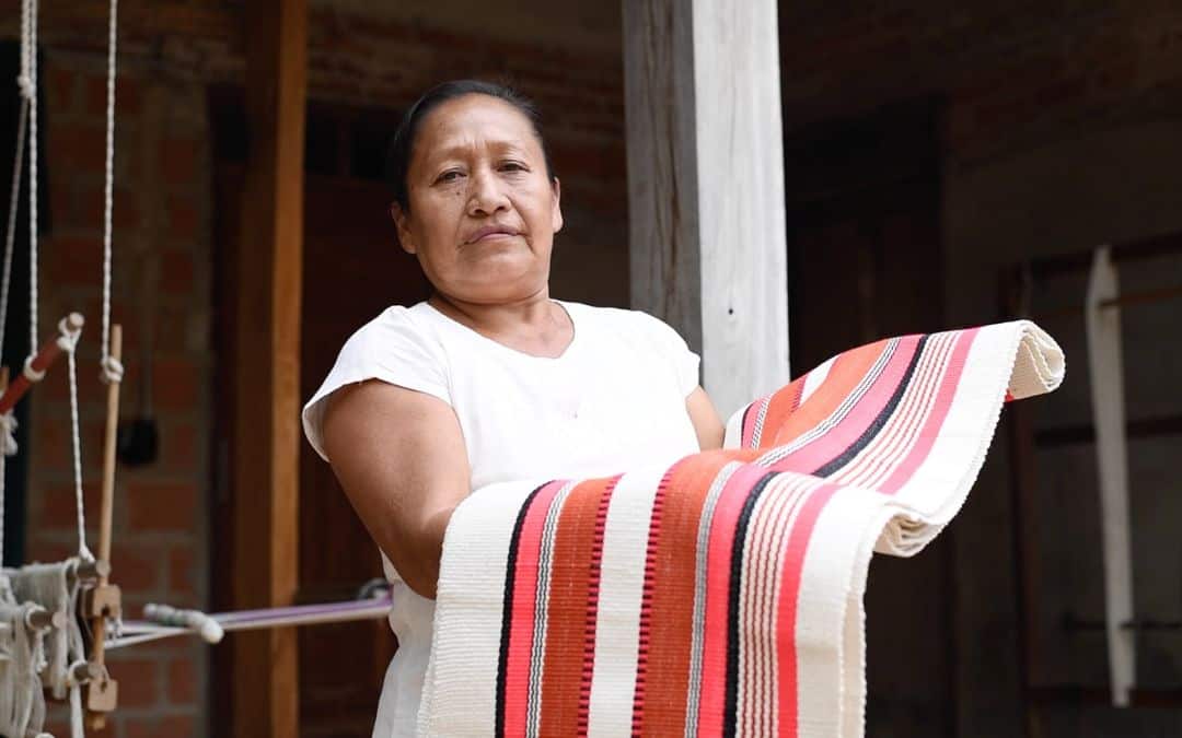 Tejedora boliviana muestra una pieza